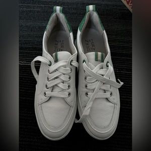 Naturalizer Sneaker